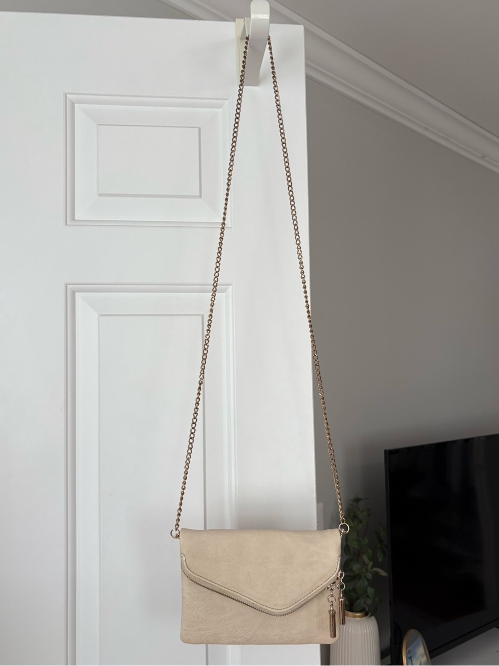 Francesca's Collections Beige Envelope Crossbody with Gold Chain